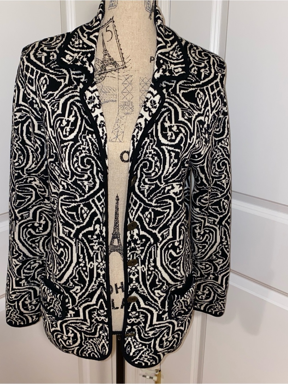 Chico's Black / White Knit Blazer cardigan size 1 button front geometric